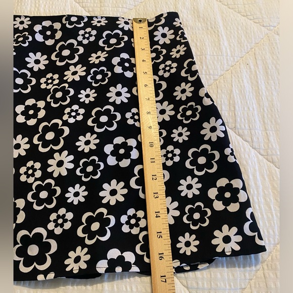 Hollister black and white ultra high-rise retro floral daisy pattern miniskirt L - Picture 6 of 9
